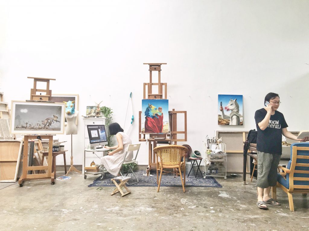 Xu Fan and 他的太太 in their studio